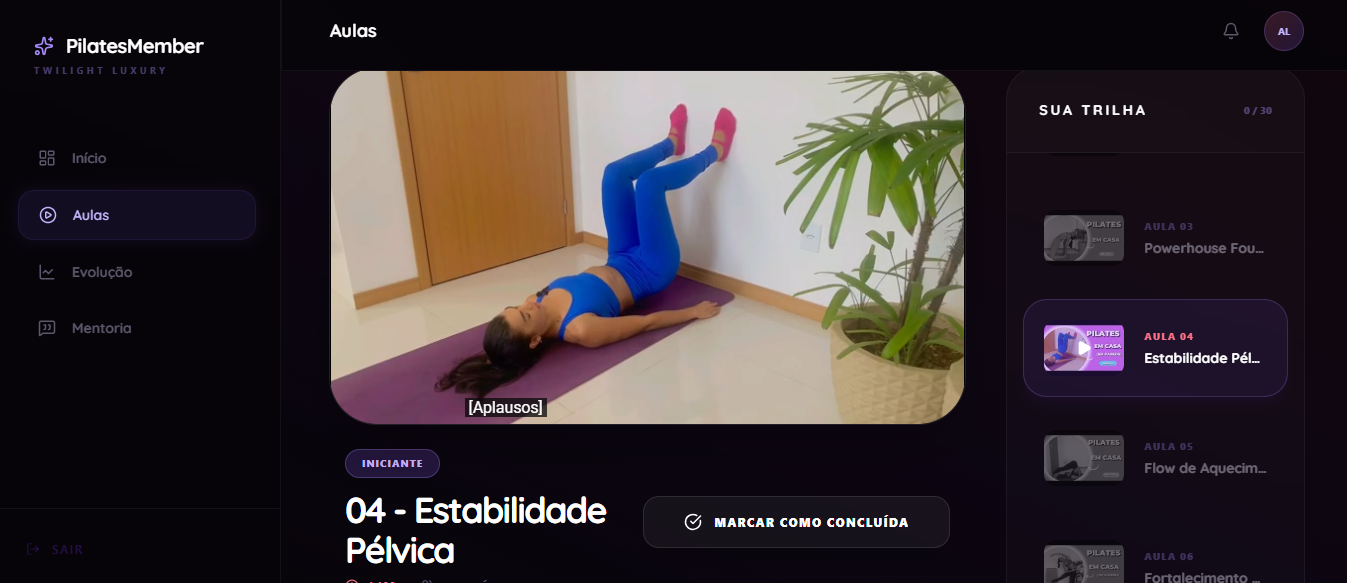 Mulher praticando Pilates